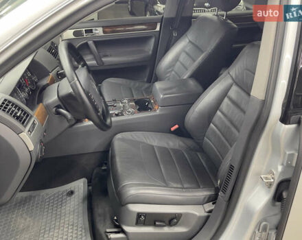 Сірий Фольксваген Туарег, об'ємом двигуна 3 л та пробігом 261 тис. км за 11500 $, фото 8 на Automoto.ua