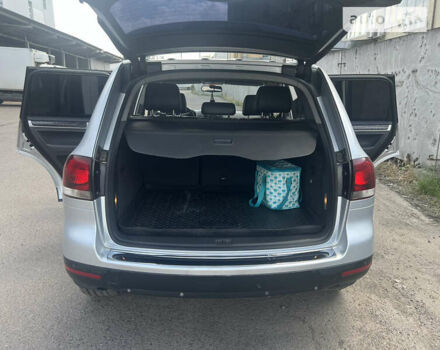 Серый Фольксваген Туарег, объемом двигателя 3 л и пробегом 230 тыс. км за 13500 $, фото 5 на Automoto.ua