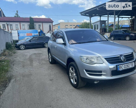 Серый Фольксваген Туарег, объемом двигателя 3 л и пробегом 230 тыс. км за 13500 $, фото 2 на Automoto.ua