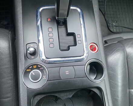 Сірий Фольксваген Туарег, об'ємом двигуна 3 л та пробігом 264 тис. км за 13200 $, фото 25 на Automoto.ua