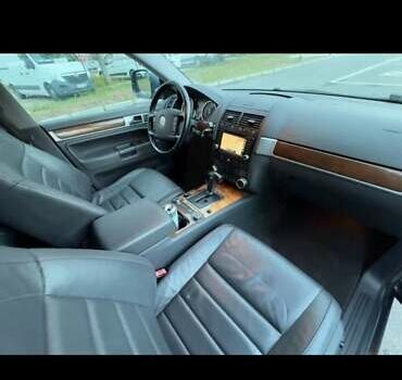 Серый Фольксваген Туарег, объемом двигателя 2.97 л и пробегом 260 тыс. км за 9999 $, фото 2 на Automoto.ua