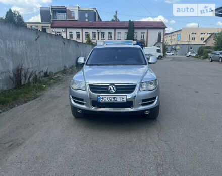 Серый Фольксваген Туарег, объемом двигателя 3 л и пробегом 230 тыс. км за 13500 $, фото 1 на Automoto.ua