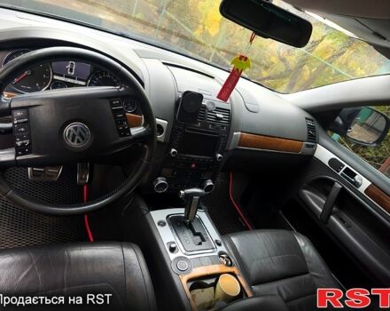 Серый Фольксваген Туарег, объемом двигателя 3 л и пробегом 320 тыс. км за 8000 $, фото 9 на Automoto.ua