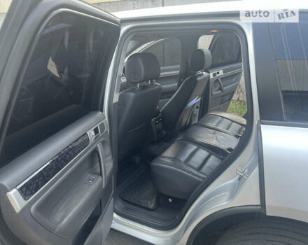 Серый Фольксваген Туарег, объемом двигателя 3 л и пробегом 230 тыс. км за 13500 $, фото 6 на Automoto.ua