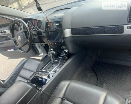 Серый Фольксваген Туарег, объемом двигателя 3 л и пробегом 230 тыс. км за 13500 $, фото 9 на Automoto.ua