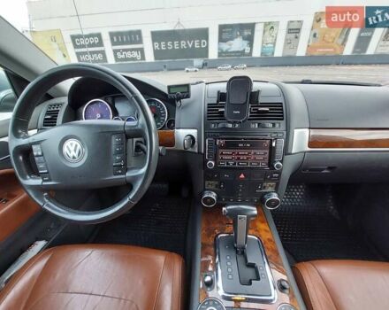 Серый Фольксваген Туарег, объемом двигателя 2.97 л и пробегом 245 тыс. км за 12000 $, фото 10 на Automoto.ua