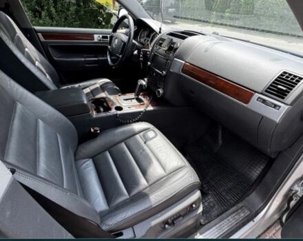 Серый Фольксваген Туарег, объемом двигателя 3.6 л и пробегом 245 тыс. км за 4200 $, фото 2 на Automoto.ua