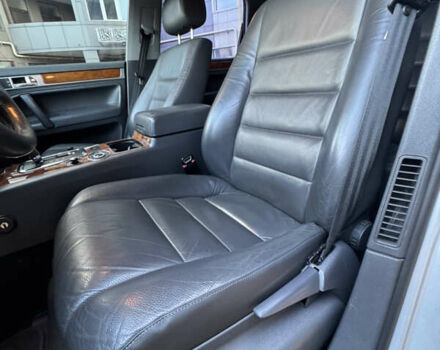 Сірий Фольксваген Туарег, об'ємом двигуна 3 л та пробігом 245 тис. км за 10900 $, фото 7 на Automoto.ua