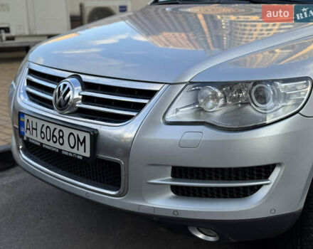 Сірий Фольксваген Туарег, об'ємом двигуна 3 л та пробігом 245 тис. км за 10900 $, фото 1 на Automoto.ua