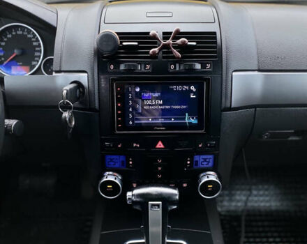 Сірий Фольксваген Туарег, об'ємом двигуна 3 л та пробігом 264 тис. км за 13200 $, фото 20 на Automoto.ua