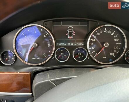 Серый Фольксваген Туарег, объемом двигателя 3 л и пробегом 230 тыс. км за 10500 $, фото 9 на Automoto.ua