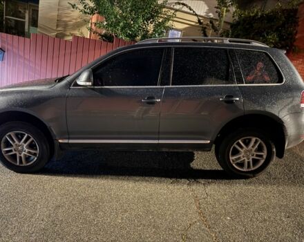 Серый Фольксваген Туарег, объемом двигателя 2.5 л и пробегом 138 тыс. км за 8800 $, фото 2 на Automoto.ua