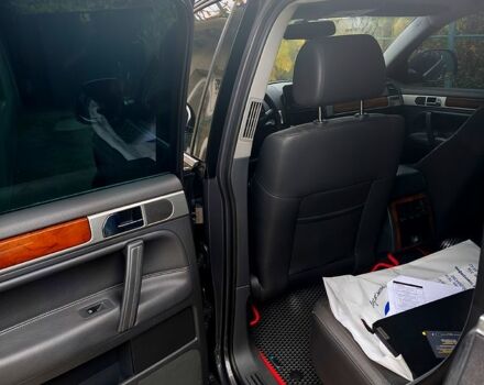 Серый Фольксваген Туарег, объемом двигателя 3 л и пробегом 320 тыс. км за 8000 $, фото 7 на Automoto.ua