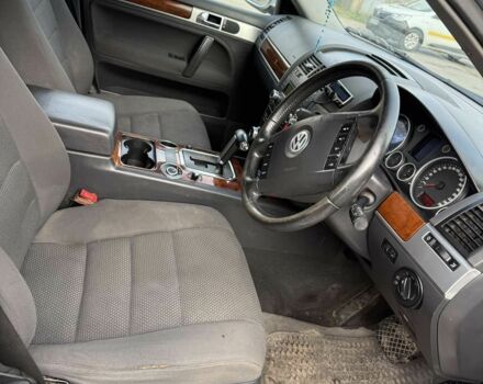 Серый Фольксваген Туарег, объемом двигателя 3 л и пробегом 289 тыс. км за 4000 $, фото 6 на Automoto.ua