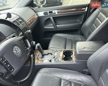 Серый Фольксваген Туарег, объемом двигателя 3.6 л и пробегом 295 тыс. км за 8800 $, фото 2 на Automoto.ua