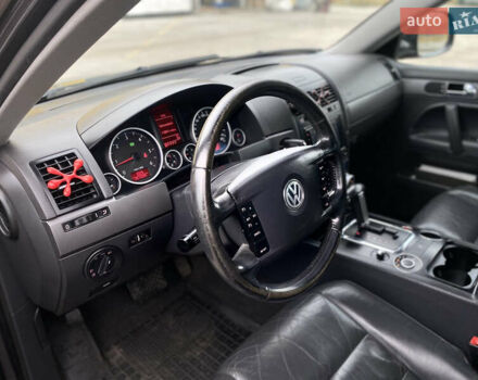 Сірий Фольксваген Туарег, об'ємом двигуна 3 л та пробігом 264 тис. км за 13200 $, фото 24 на Automoto.ua