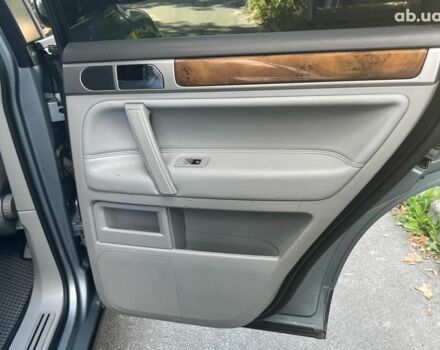 Сірий Фольксваген Туарег, об'ємом двигуна 3 л та пробігом 313 тис. км за 10990 $, фото 22 на Automoto.ua