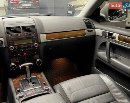 Сірий Фольксваген Туарег, об'ємом двигуна 3 л та пробігом 261 тис. км за 11500 $, фото 21 на Automoto.ua