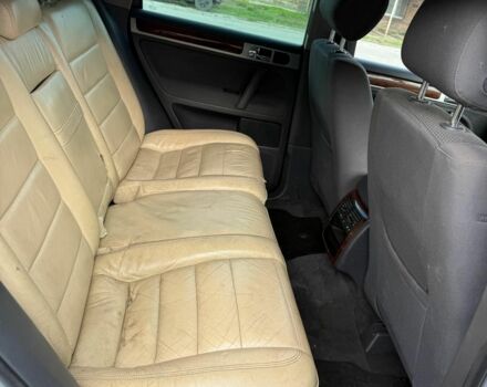 Серый Фольксваген Туарег, объемом двигателя 3 л и пробегом 289 тыс. км за 4000 $, фото 7 на Automoto.ua