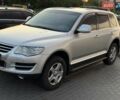 Серый Фольксваген Туарег, объемом двигателя 2.5 л и пробегом 270 тыс. км за 9900 $, фото 4 на Automoto.ua
