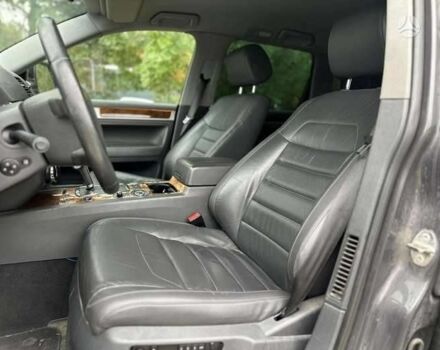 Серый Фольксваген Туарег, объемом двигателя 3 л и пробегом 391 тыс. км за 8115 $, фото 21 на Automoto.ua