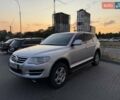 Серый Фольксваген Туарег, объемом двигателя 2.5 л и пробегом 270 тыс. км за 9900 $, фото 1 на Automoto.ua