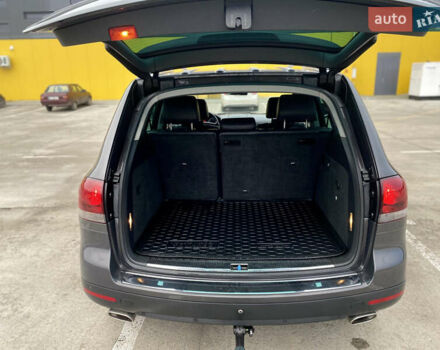 Сірий Фольксваген Туарег, об'ємом двигуна 3 л та пробігом 264 тис. км за 13200 $, фото 16 на Automoto.ua