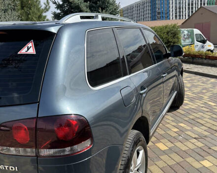Серый Фольксваген Туарег, объемом двигателя 2.97 л и пробегом 240 тыс. км за 11500 $, фото 1 на Automoto.ua