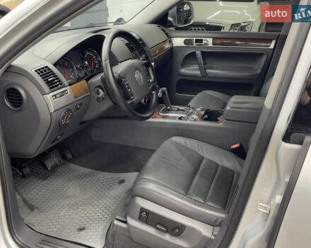 Сірий Фольксваген Туарег, об'ємом двигуна 3 л та пробігом 261 тис. км за 11500 $, фото 7 на Automoto.ua
