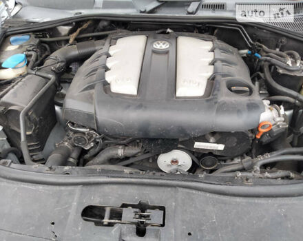 Серый Фольксваген Туарег, объемом двигателя 2.97 л и пробегом 280 тыс. км за 9600 $, фото 18 на Automoto.ua