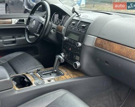 Серый Фольксваген Туарег, объемом двигателя 3.6 л и пробегом 295 тыс. км за 8800 $, фото 5 на Automoto.ua