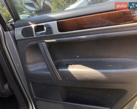 Серый Фольксваген Туарег, объемом двигателя 3.6 л и пробегом 290 тыс. км за 12000 $, фото 25 на Automoto.ua