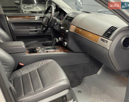 Сірий Фольксваген Туарег, об'ємом двигуна 3 л та пробігом 261 тис. км за 11500 $, фото 16 на Automoto.ua