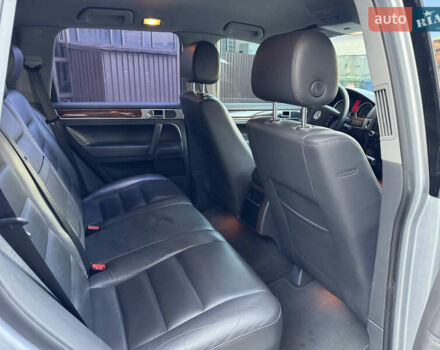 Сірий Фольксваген Туарег, об'ємом двигуна 3 л та пробігом 245 тис. км за 10900 $, фото 16 на Automoto.ua