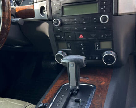 Серый Фольксваген Туарег, объемом двигателя 2.97 л и пробегом 240 тыс. км за 11500 $, фото 16 на Automoto.ua