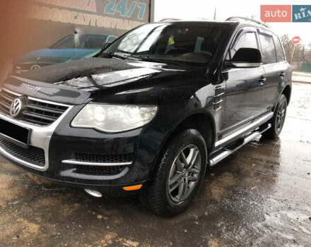 Серый Фольксваген Туарег, объемом двигателя 3.6 л и пробегом 290 тыс. км за 12000 $, фото 1 на Automoto.ua