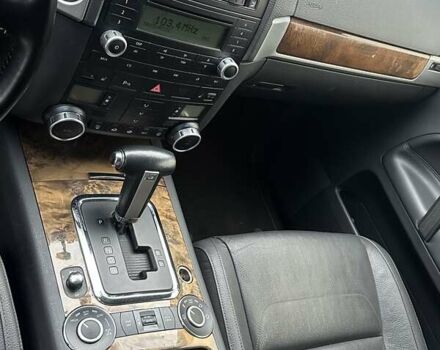 Серый Фольксваген Туарег, объемом двигателя 3.6 л и пробегом 295 тыс. км за 8800 $, фото 3 на Automoto.ua