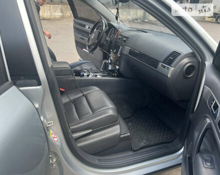 Серый Фольксваген Туарег, объемом двигателя 3 л и пробегом 230 тыс. км за 13500 $, фото 10 на Automoto.ua