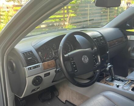 Сірий Фольксваген Туарег, об'ємом двигуна 3 л та пробігом 313 тис. км за 10990 $, фото 28 на Automoto.ua