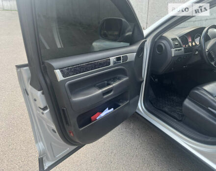 Серый Фольксваген Туарег, объемом двигателя 3 л и пробегом 230 тыс. км за 13500 $, фото 7 на Automoto.ua