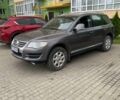 Серый Фольксваген Туарег, объемом двигателя 3 л и пробегом 225 тыс. км за 12800 $, фото 1 на Automoto.ua