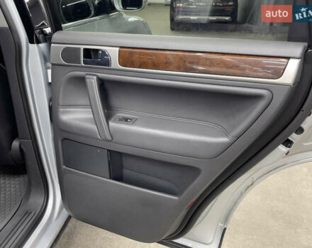Сірий Фольксваген Туарег, об'ємом двигуна 3 л та пробігом 261 тис. км за 11500 $, фото 12 на Automoto.ua