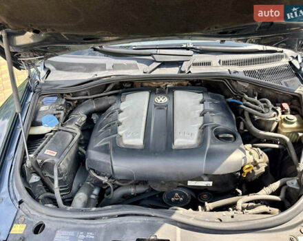 Серый Фольксваген Туарег, объемом двигателя 2.97 л и пробегом 240 тыс. км за 11500 $, фото 14 на Automoto.ua