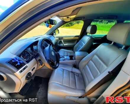 Сірий Фольксваген Туарег, об'ємом двигуна 3 л та пробігом 260 тис. км за 12000 $, фото 5 на Automoto.ua