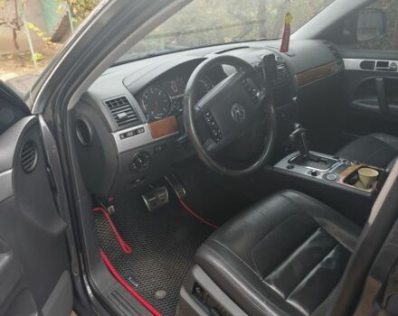 Сірий Фольксваген Туарег, об'ємом двигуна 3 л та пробігом 320 тис. км за 8000 $, фото 5 на Automoto.ua