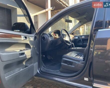 Серый Фольксваген Туарег, объемом двигателя 3 л и пробегом 377 тыс. км за 12500 $, фото 6 на Automoto.ua