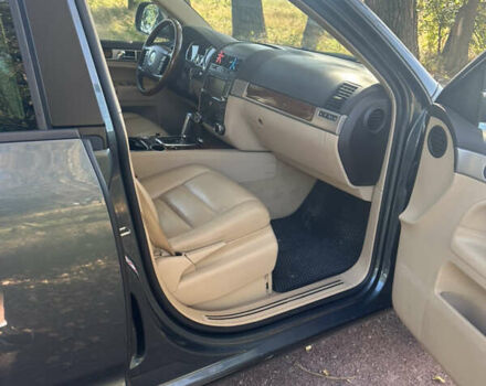 Серый Фольксваген Туарег, объемом двигателя 2.97 л и пробегом 315 тыс. км за 11700 $, фото 7 на Automoto.ua