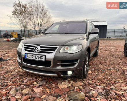 Серый Фольксваген Туарег, объемом двигателя 2.97 л и пробегом 264 тыс. км за 10500 $, фото 1 на Automoto.ua