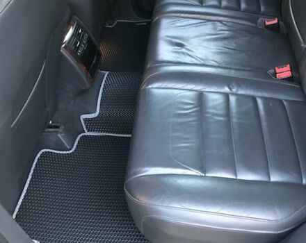 Серый Фольксваген Туарег, объемом двигателя 3 л и пробегом 377 тыс. км за 12500 $, фото 17 на Automoto.ua