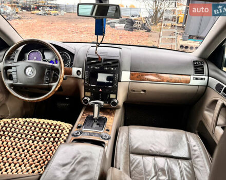 Серый Фольксваген Туарег, объемом двигателя 2.97 л и пробегом 264 тыс. км за 10500 $, фото 9 на Automoto.ua